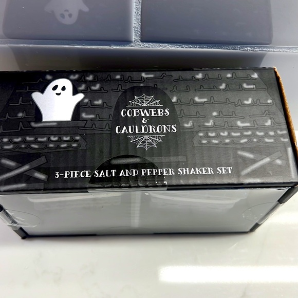 Cobwebs & Cauldrons Haunted House salt and pepper, shakers w/ tray - Picture 5 of 5